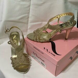 3.5 inch heels by Nina. Gold metallic woven design. Size 8M.
